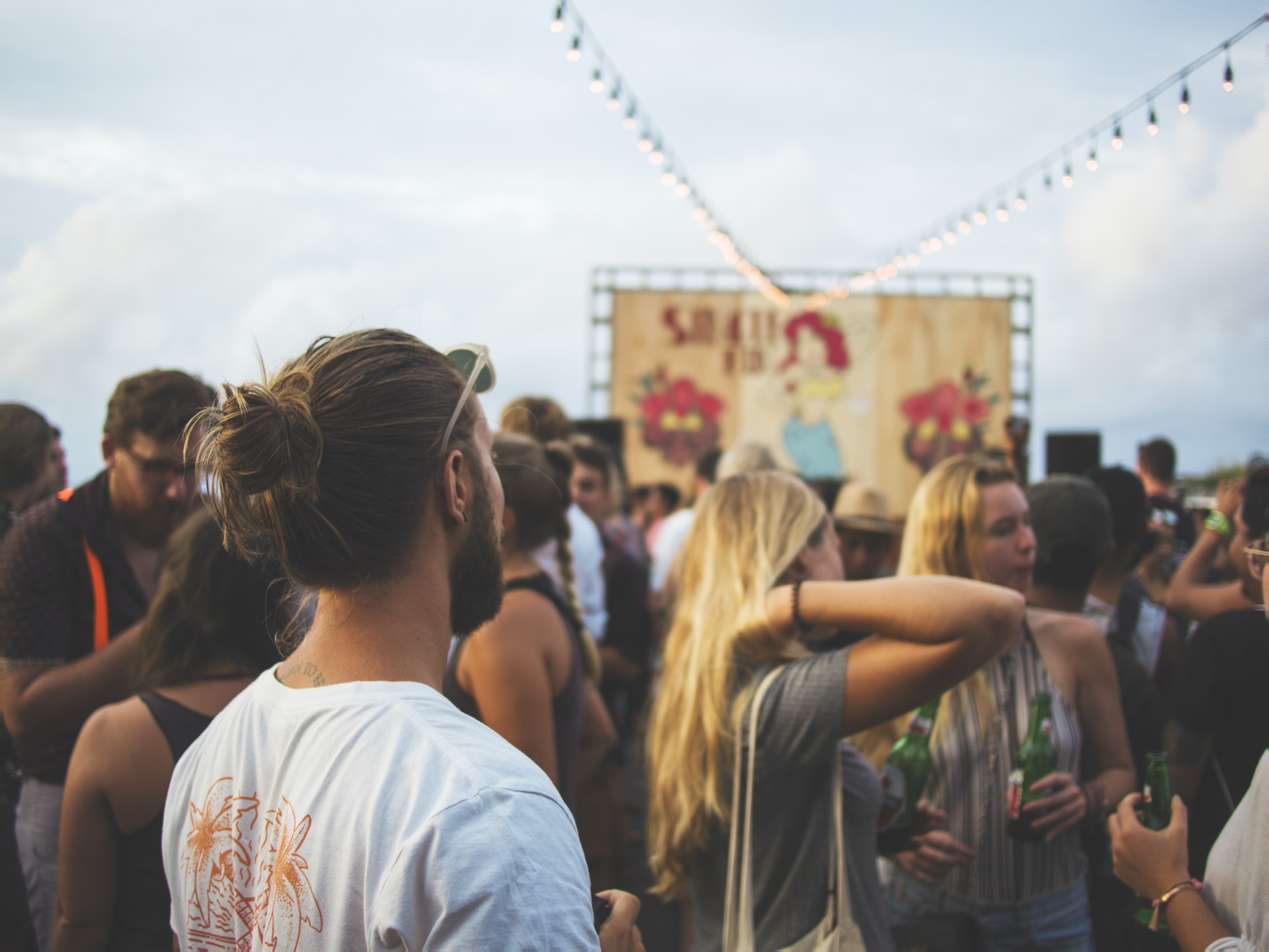Feiernde Menschen auf einem Festival