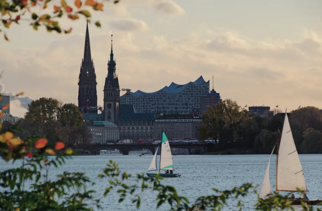 Studieren in Hamburg: Mit Blick über Wasser auf die Elphi