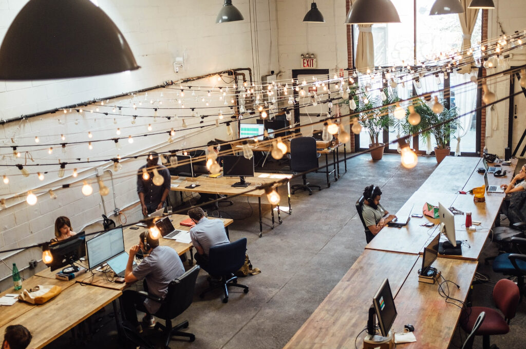 Coworking Spaces, wo verschiedene Menschen zusammenkommen, um zu arbeiten