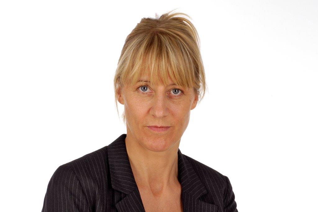 Betrugsmaschen: - Polizeihauptkommissarin Frauke Hannes vom Landeskriminalamt Hamburg klärt auf: Das Bild zeigt eine blonde Frau in einem gestreiftem Blazer, die in die Kamera schaut