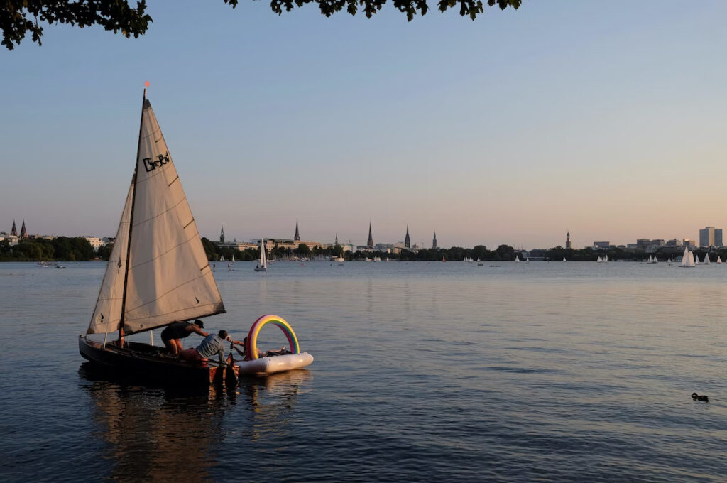 Heiße Tage in Hamburg: Segelboot auf der Alster