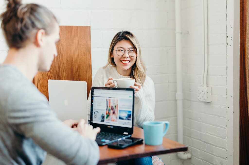 coworking spaces in hamburg, frau mit mann am laptop