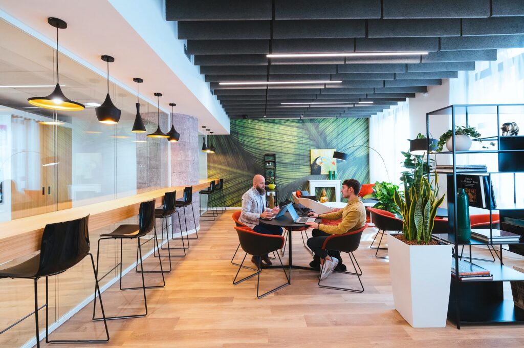 coworking spaces in hamburg, coworking space, zwei männer unterhalten sich