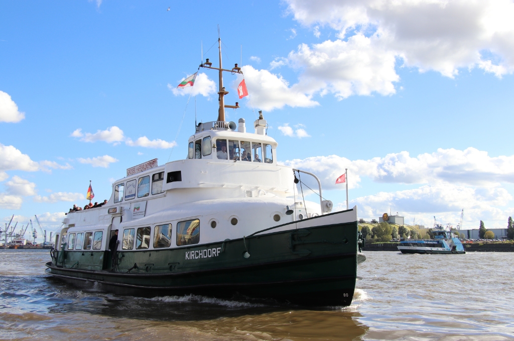Eine Fähre auf der Elbe in Hamburg.