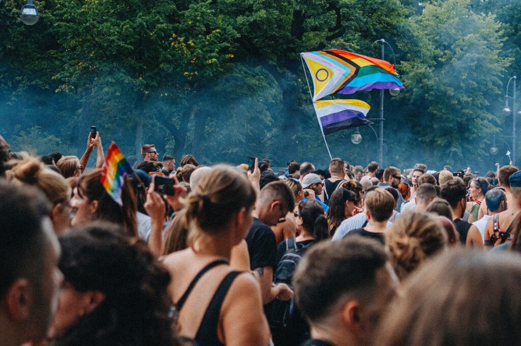 CSD in Hamburg: Pride-Flaggen in der Menge