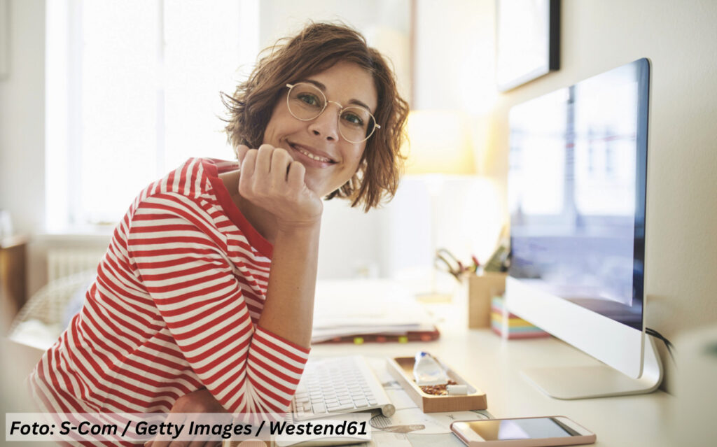 Haspa Finanzplaner: Portrait einer Frau im Homeoffice mit Blick in die Kamera