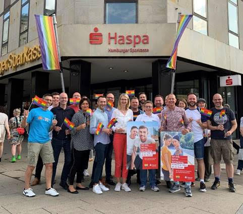Flagge zeigen: Mitglieder von Haspa Pride mit Kolleginnen und Kollegen zeigen Flagge vor der Filiale Jungfernstieg