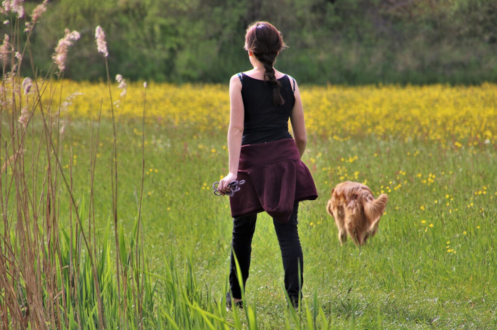 Ferienjobs in Hamburg: Mädchen führt Hund aus