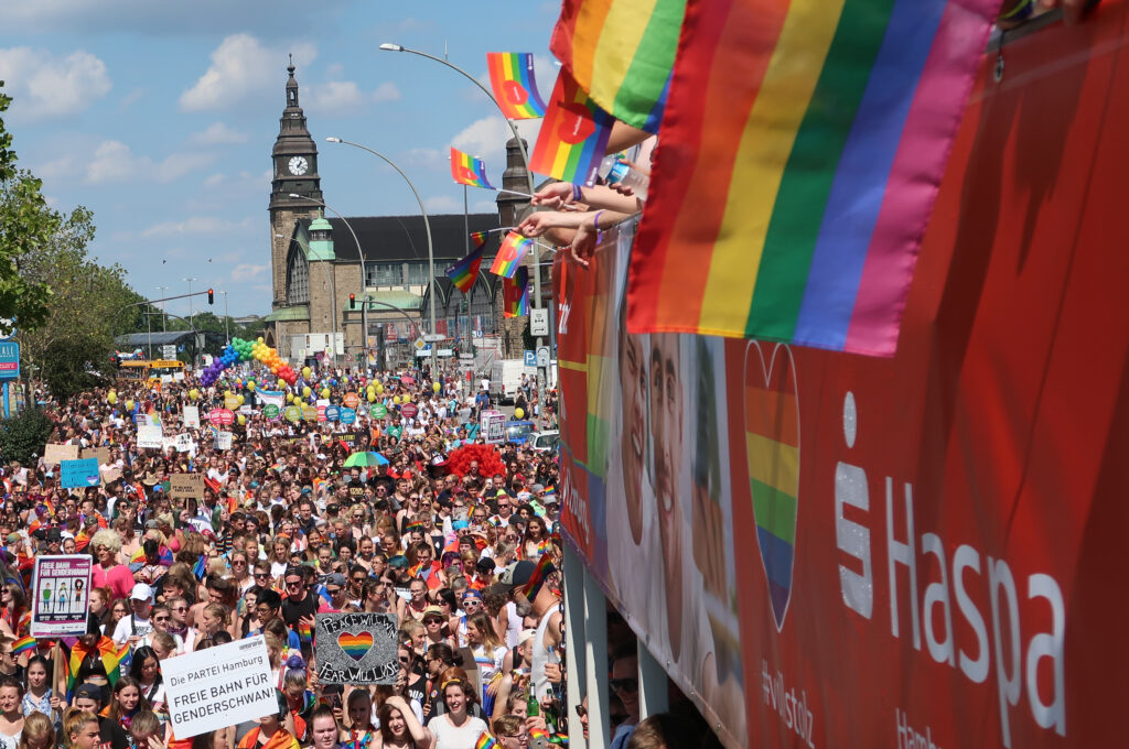 Flagge zeigen: Der Haspa-Truck an der Spitze der CSD-Demo