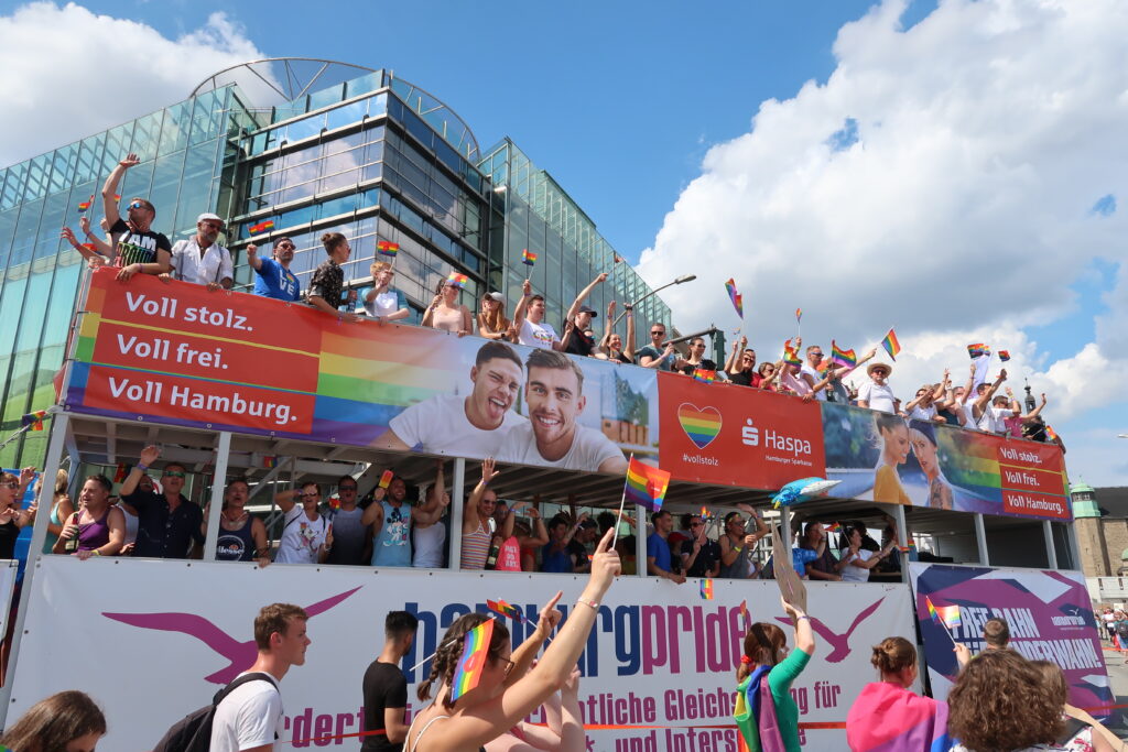 Flagge zeigen: Der Haspa-Truck auf dem CSD