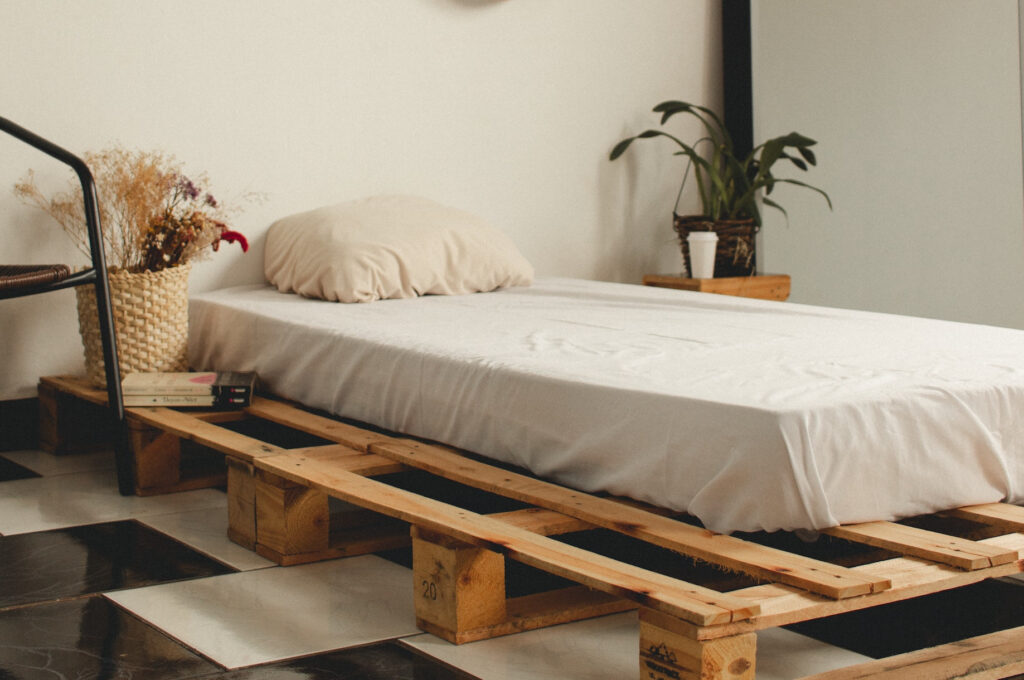 Wohnung in Hamburg günstig einrichten: Bett aus Paletten