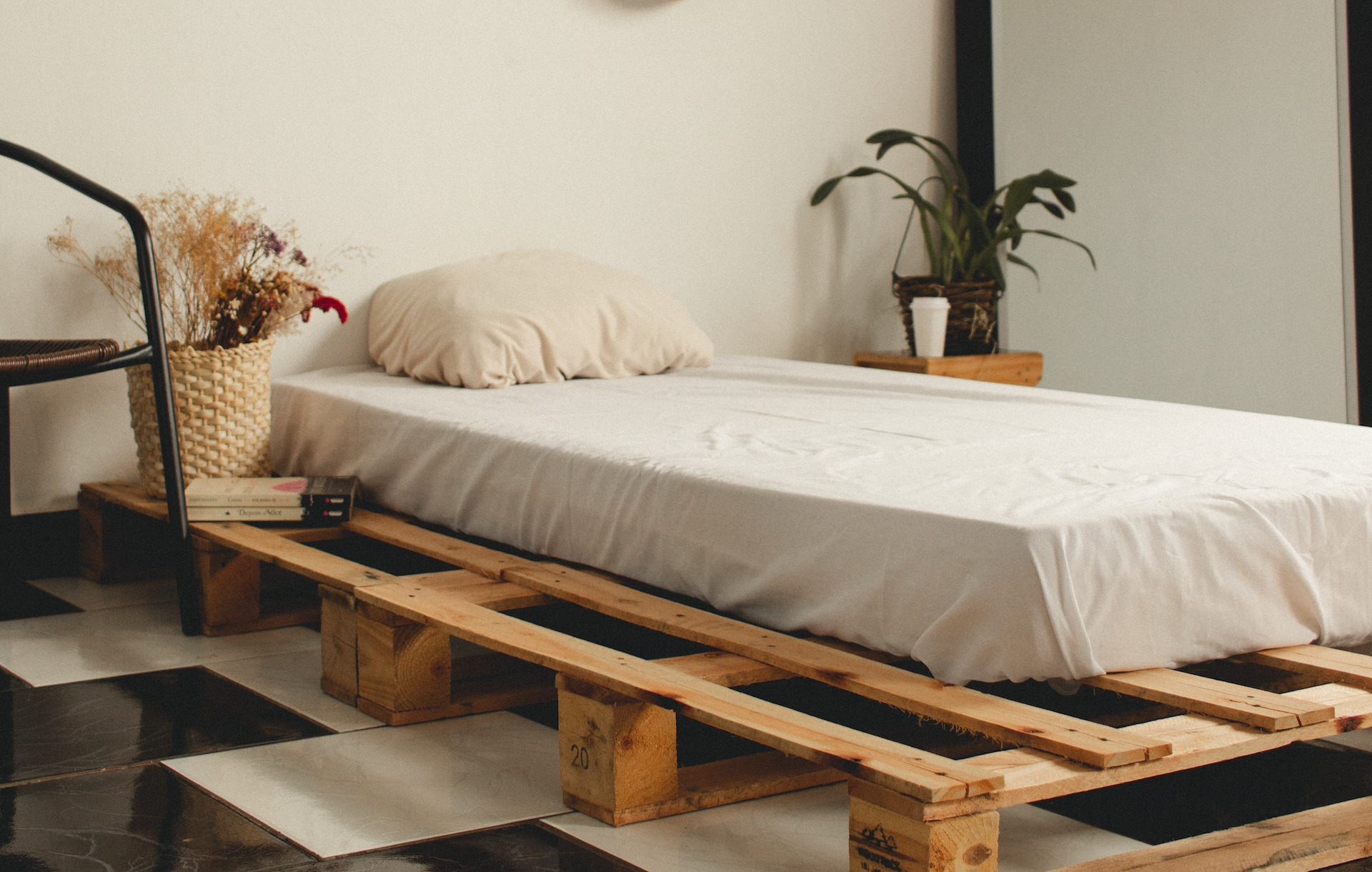 Wohnung in Hamburg günstig einrichten: Bett aus Paletten