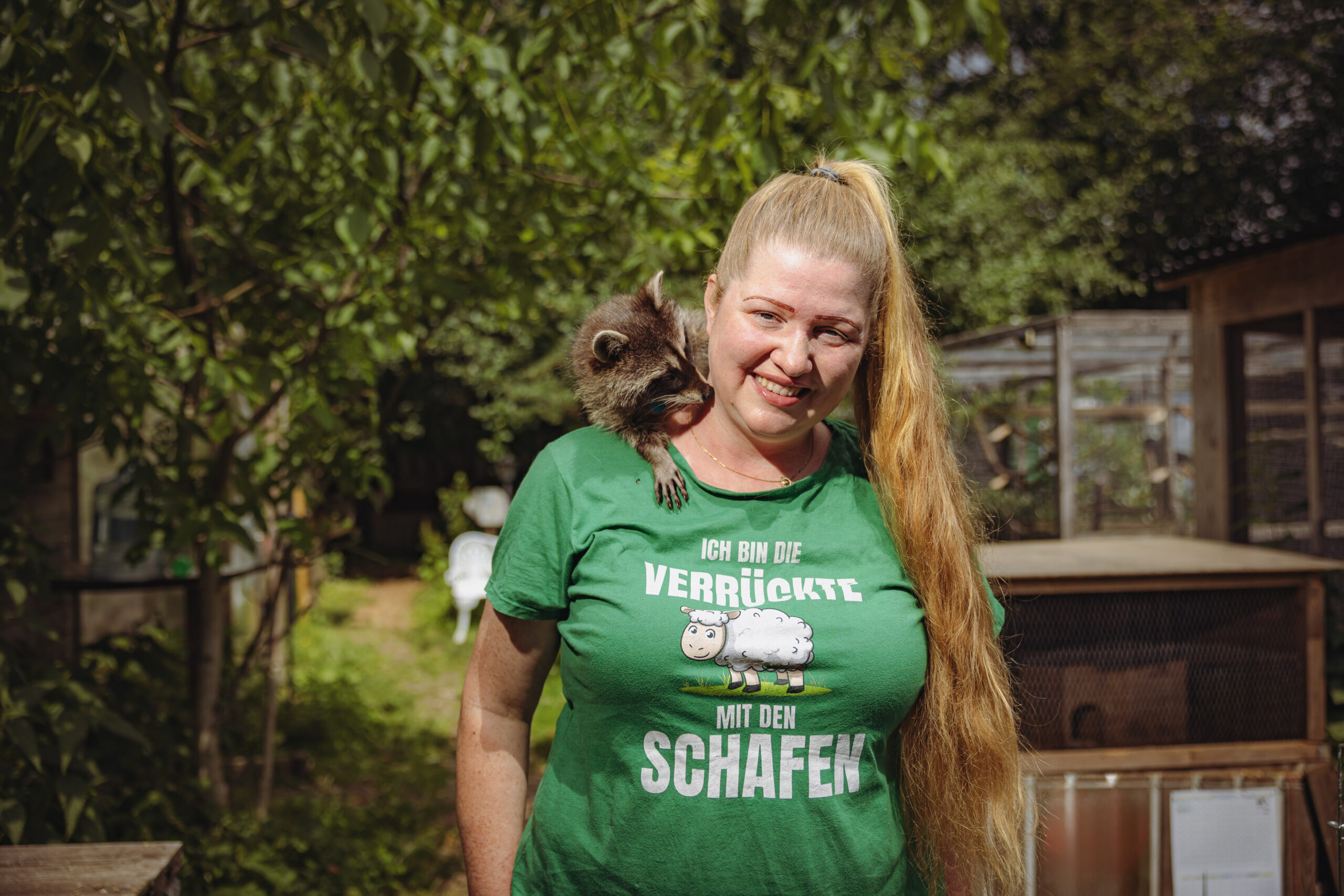 Wildtierstation Bergedorf: Vanessa Haloui vom Verein Looki mit Waschbären-Jungen