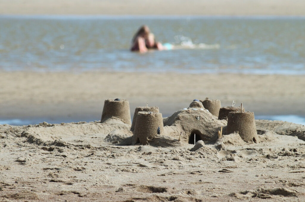 Ferientipps für Kinder: Sandburg am Strand