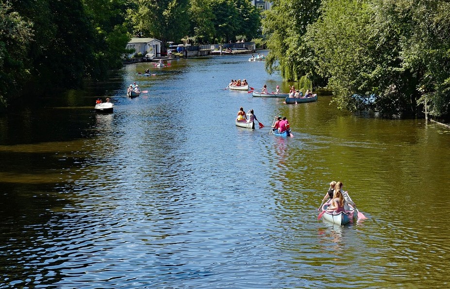 Wohnen in Hamburg-Hamm: Boote auf Kanal