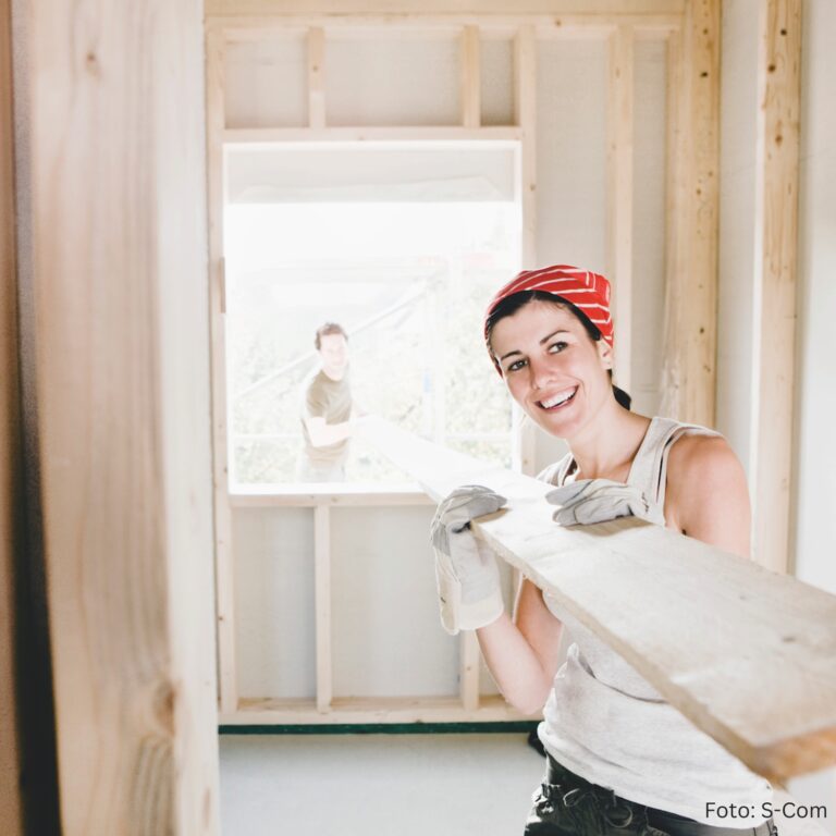 Bauen, Wohnen & Sanieren: Frau bei Renovierung