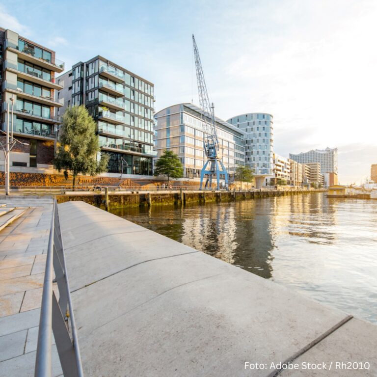 Bauprojekte: Hafencity im Sonnenuntergang