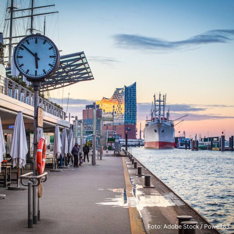 Rund um Hamburg: Landungsbrücken bei Sonnenuntergang