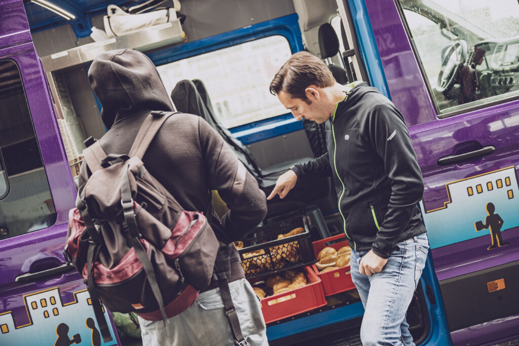 Ausgabe vor dem Hamburger Mitternachtsbus