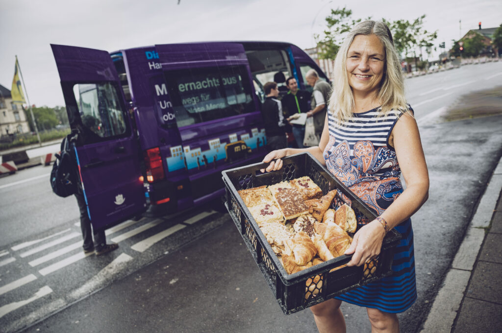 Sonja Norgall vor dem Hamburger Mitternachtsbus