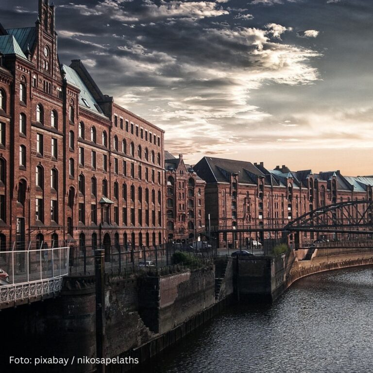 Rund um HH Wissen: Kanal Hamburg mit Brücke