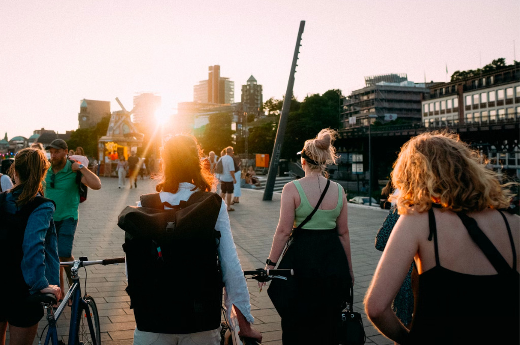 After-Work in Hamburg: Frauen, die am Hafen entlanglaufen