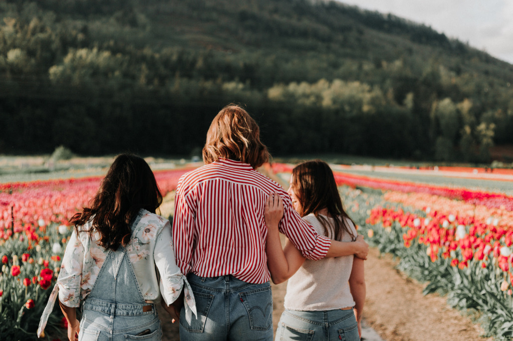 Female Finance: Drei rauen in einem Tulpenfeld