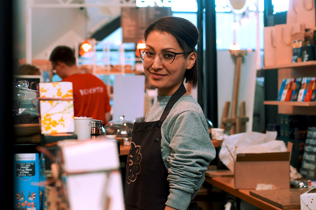 Nebenjobs in Hamburg: junge Frau als Barista