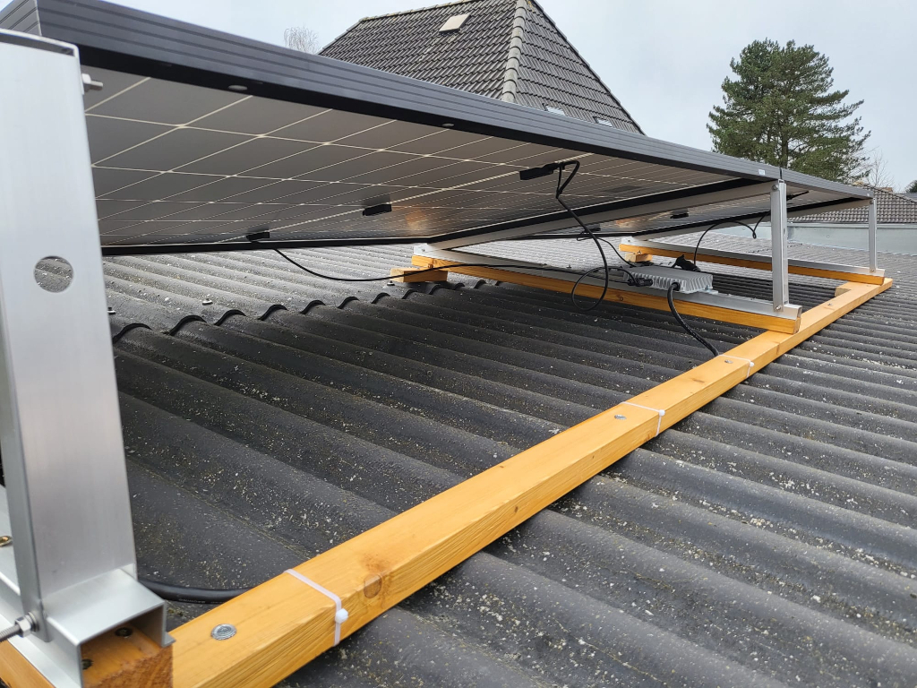 Photovoltaik in Hamburg: PV Module von hinten auf Dach