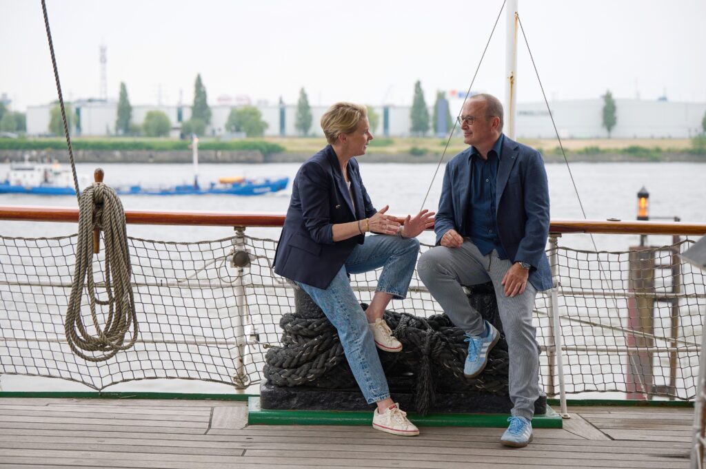 Haspa Hamburg Stiftung, Cornelia Poletto und Achim Hütter im Gespräch auf dem Museumsschiff Rickmer Rickmers bei den St. Pauli-Landungsbrücken