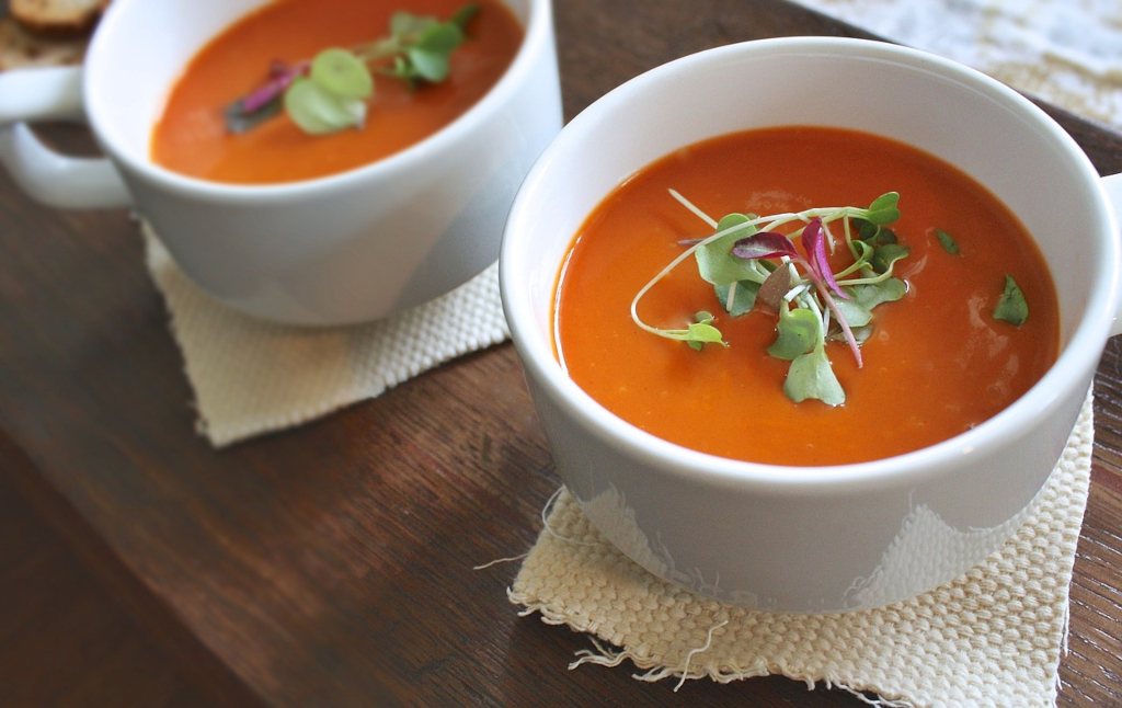 Suppen in Hamburg: Zweimal Tomatensuppe in Suppenschüssel