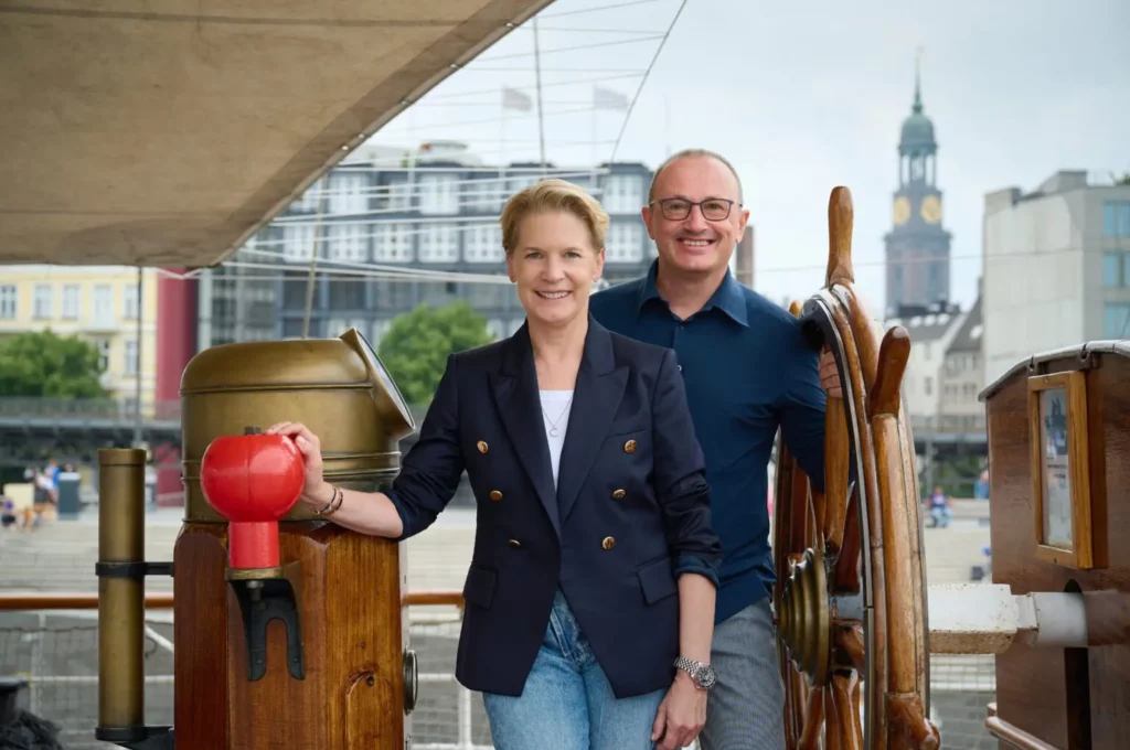 Haspa Hamburg Stiftung, Cornelia Poletto und Achim Hütter im Gespräch auf dem Museumsschiff Rickmer Rickmers bei den St. Pauli-Landungsbrücken