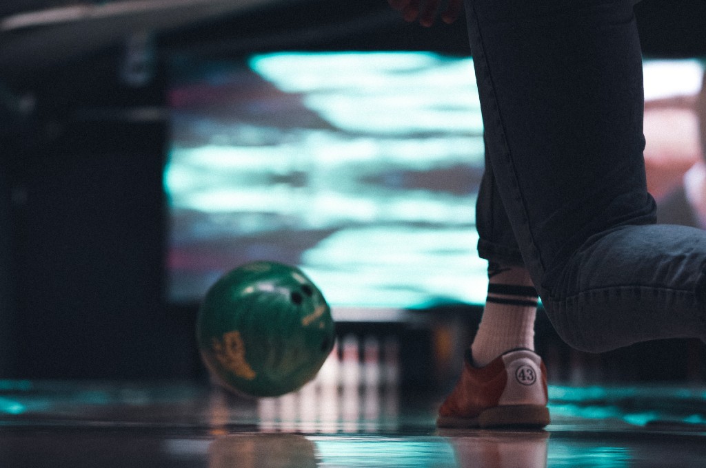 Bowling in Hamburg: Wurf einer Kugel