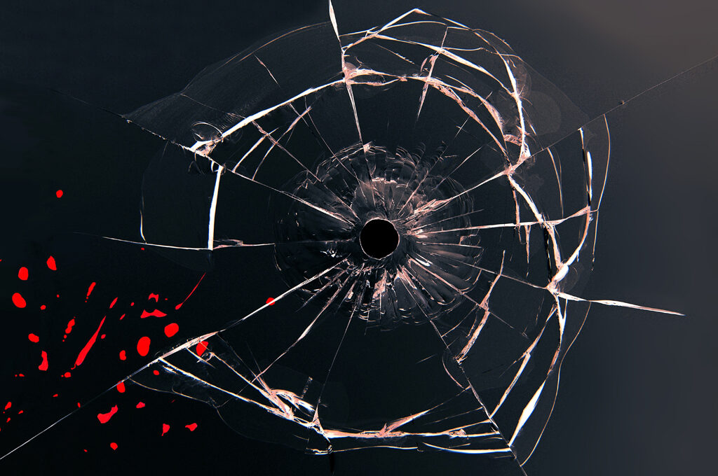Krimifestival Hamburg: Von einer Kugel zerschossenes Glas mit einem Loch vor schwarzem hintergrund. Gesplittertes Glas und Blutspritzer sind zu sehen.