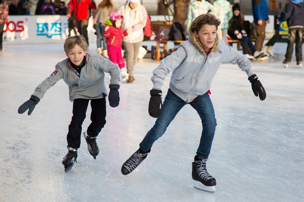 Schlittschuhlaufen in Hamburg: Jungs auf der Eisbahn