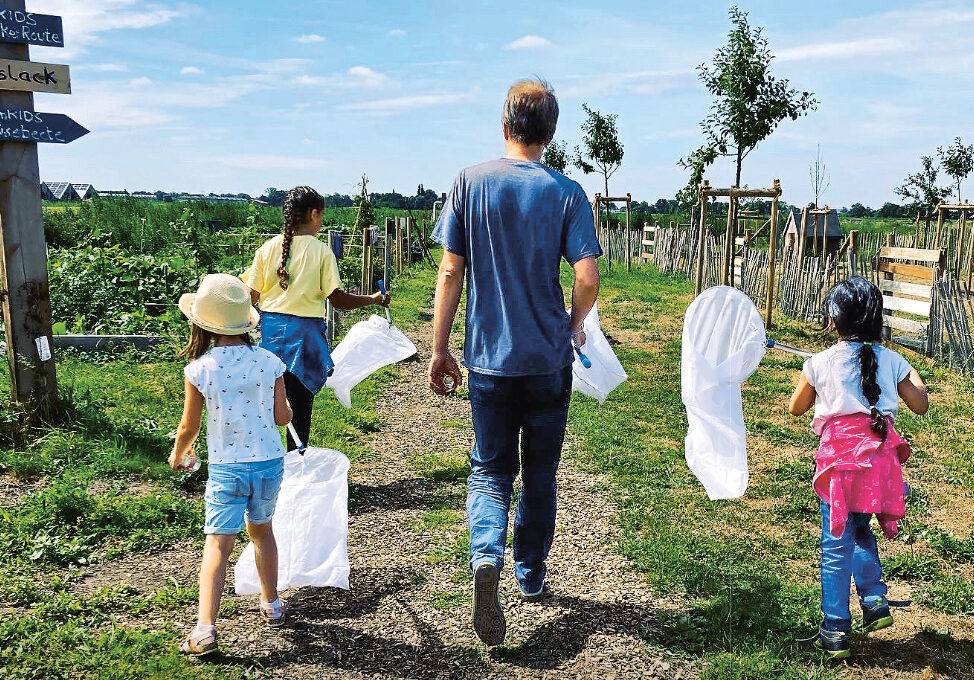 Projekthof greenKIDS: Mehrere Personen in der Natur