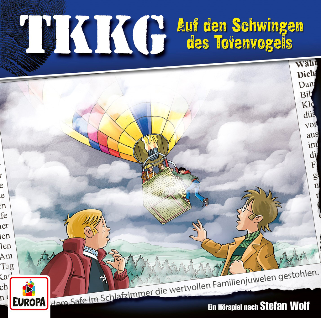 Krimifestival Hamburg: TKKG-Titel "Auf den Schwingen des Totenvogels": Die Titelseite des Hörspiels zeigt einen gezeichneten Zeitungsausriss mit einem Bild, auf dem zwei junge Leute in einem Heißluftballon schweben, während ein Junge draußen am korb hängt und sich festhält. Am Boden schauen zwei Jungen entsetzt zu der Szene nach oben. Sie stehen auf einer freien Fläche vor einem dichten Wald.