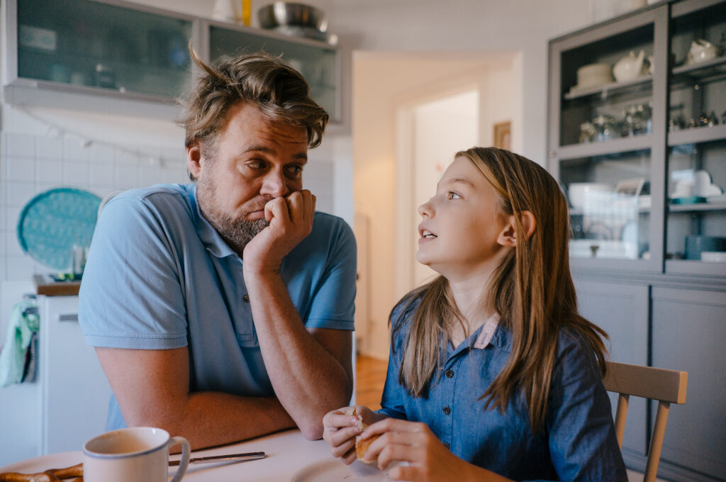 Budgetgeld: Vater und Tochter am Frühstückstisch