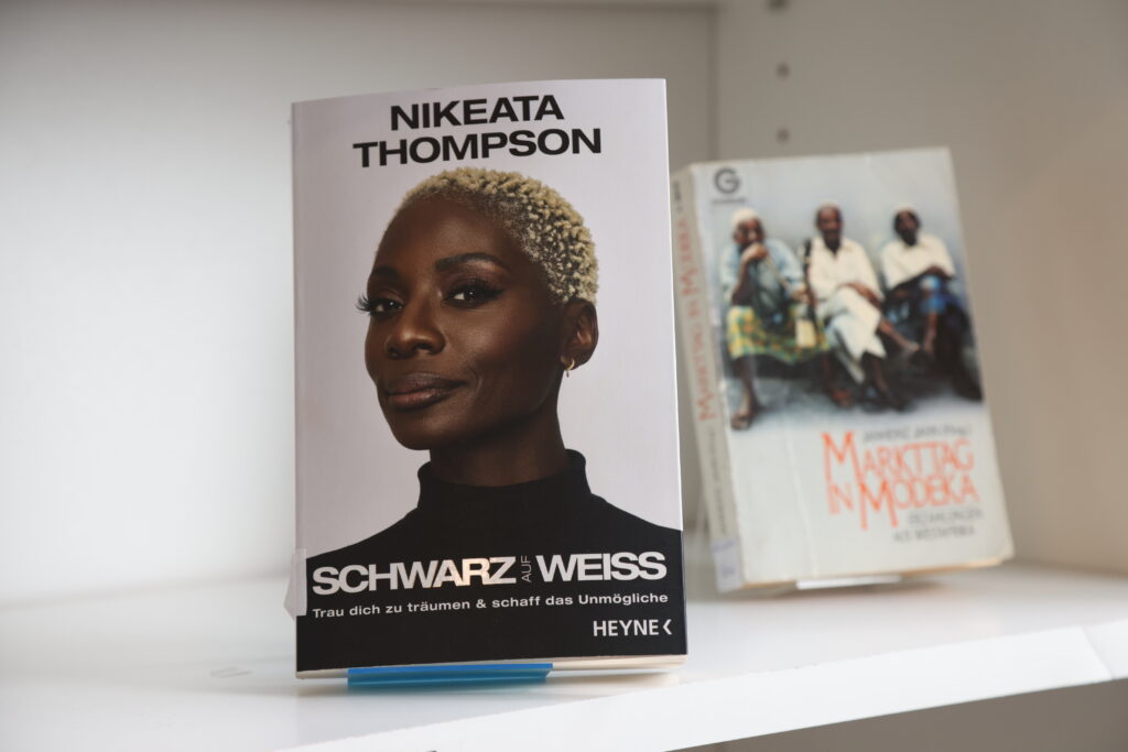 Zukunftsmacher Hamburg: Arca, das Afrikanische Bildungszentrum: Bücherstand