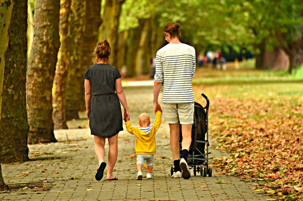 Familienbudget planen: Familie hält Händchen von hinten