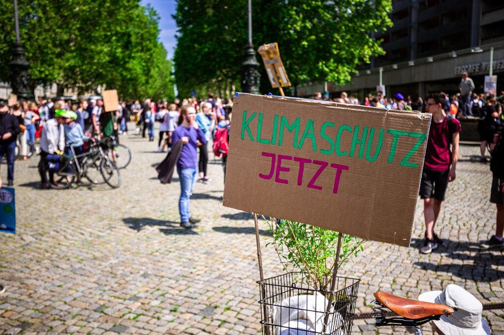 Klimaneutral leben in Hamburg: Klimastreik, Schild mit Klimaschutz jetzt