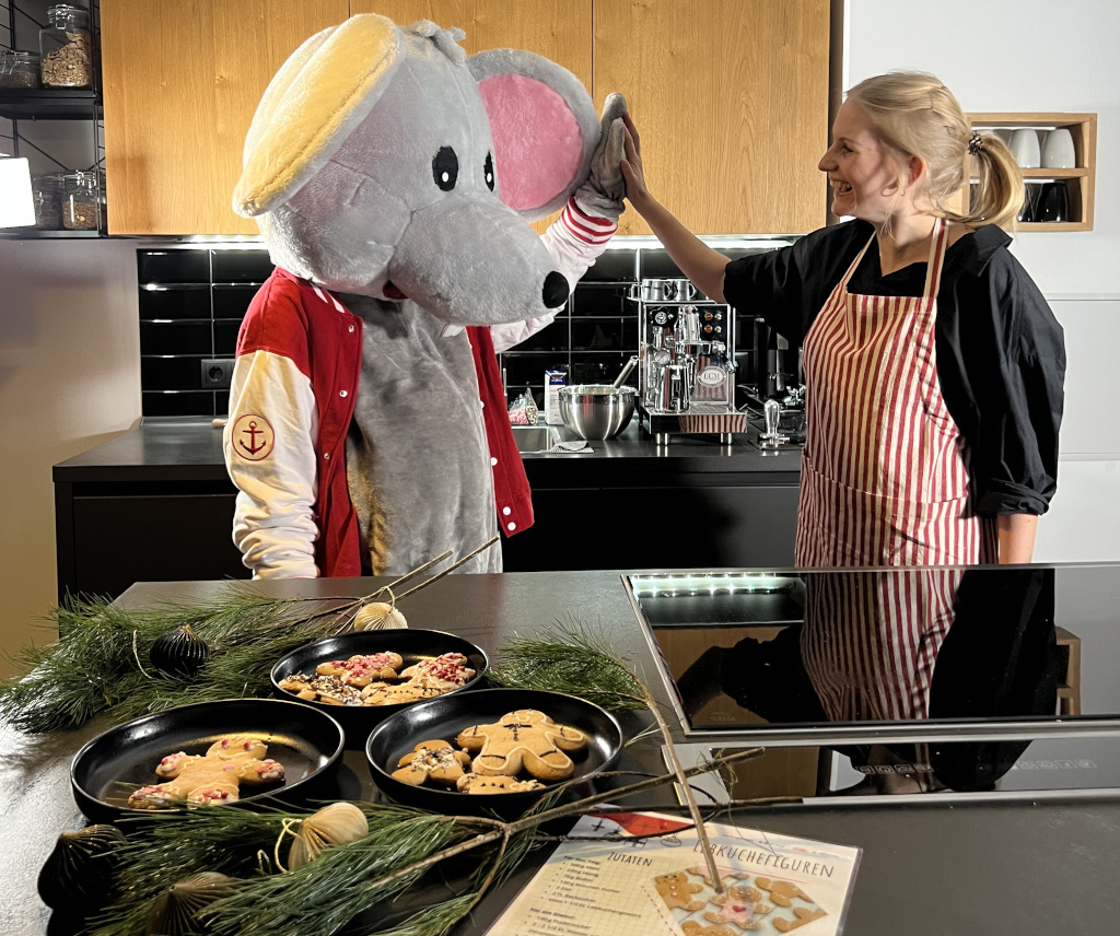 Einfache Rezepte zu Weihnachten backen: Manni die Maus High 5 mit junger Frau