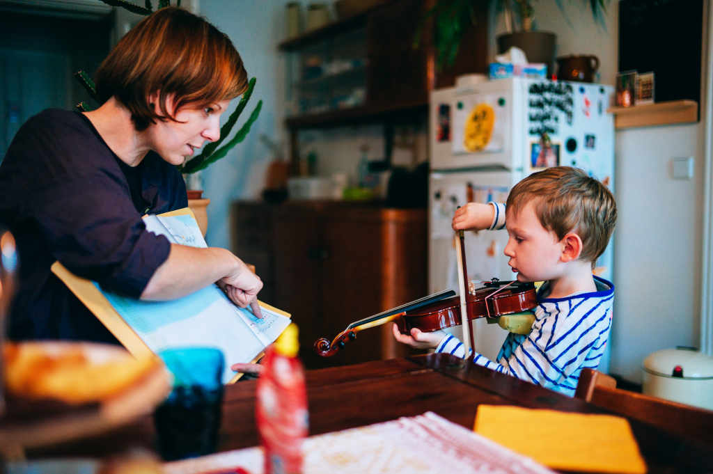 Familienbudget planen: kleines Kind beim Geigenunterricht