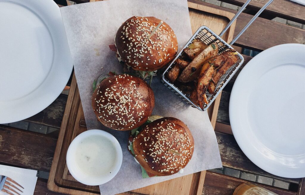 Restaurants am Wandsbek Markt. Burger mit Pommes