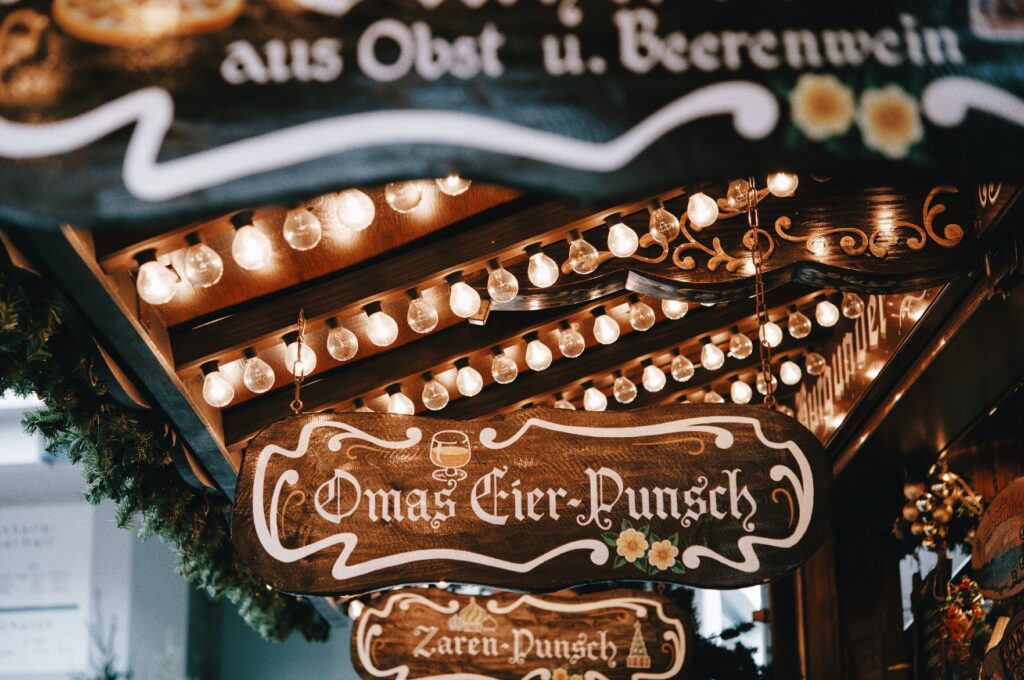 Punschstand auf dem Weihnachtsmarkt: Traditionelle Holzschilder