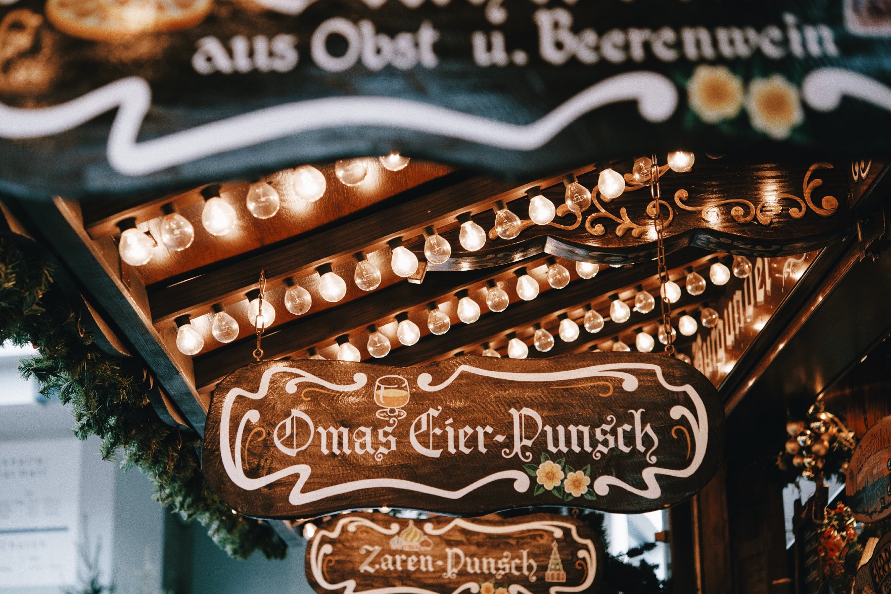 Punschstand auf dem Weihnachtsmarkt: Traditionelle Holzschilder