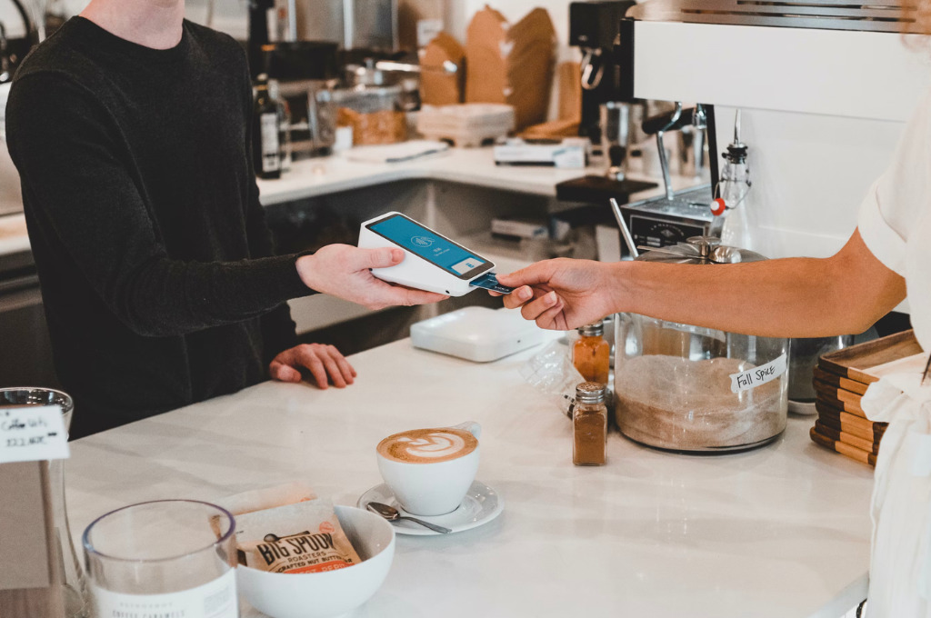 Debit- oder Kreditkarte, Bezahlsituation im Café