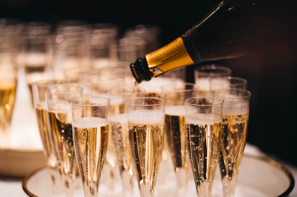 Silvester in Hamburg: Champagnergläser auf einem Tisch