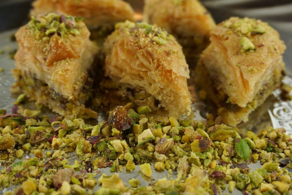 Baklava in Hamburg: Pistazien-Baklava auf Tablett