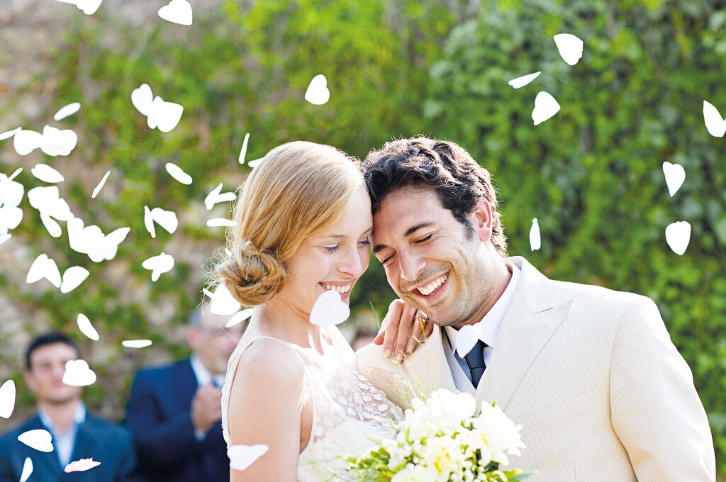 Heirat Finanzen Vorteile: Ehepaar bei Hochzeit